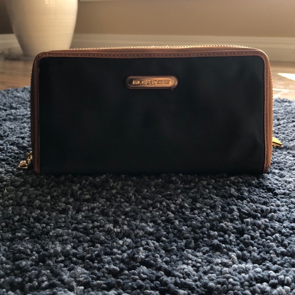Nylon navy and tan Michael Kors wallet - Picture 1 of 4